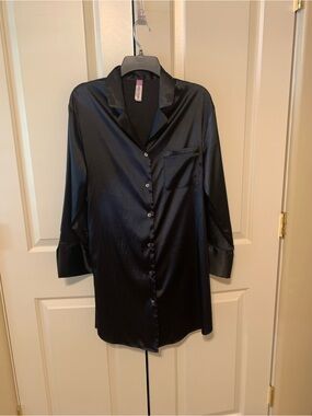 Lilac & London small button down faux satin robe 36 1/2” length